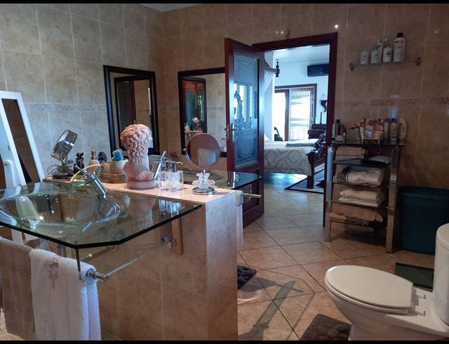 9 BEDROOM HOUSE FOR SALE IN UMTENTWENI